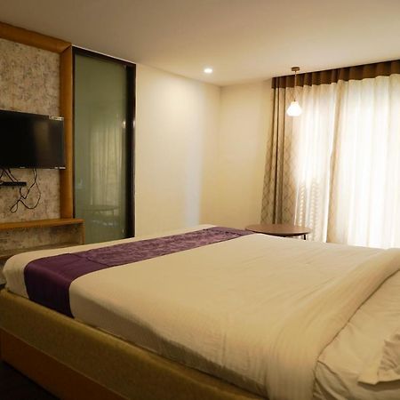 Golden Lotus Hotel Хайдарабад Экстерьер фото